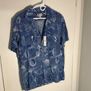 J. crew Blue Sea Shell Patterned Men's Medium Button Up Tee NWT